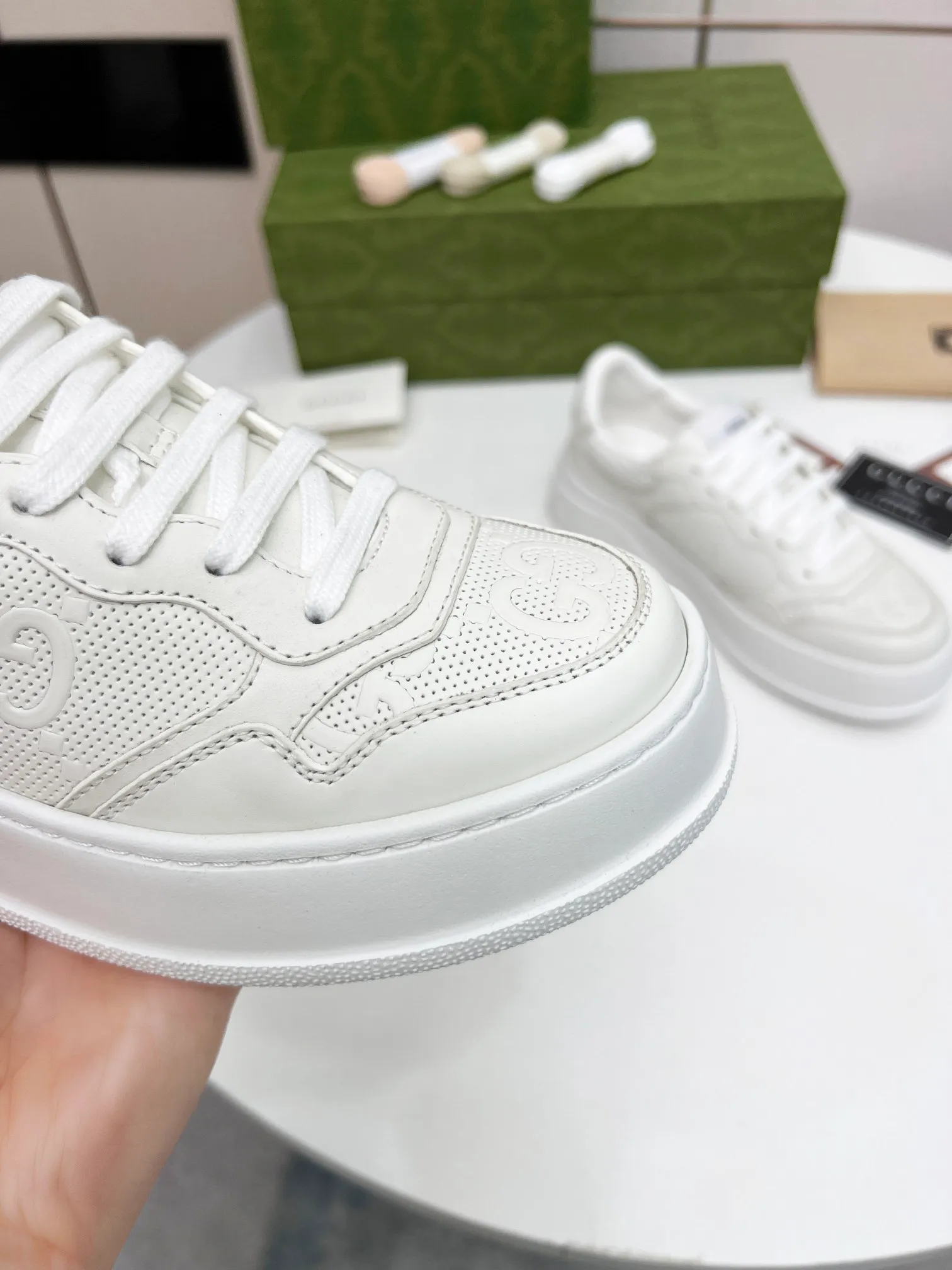 👟👟Ex-factory price 480👟👟 Women's Shoes Women's Clothing Gucci - New Chunky lightweight soft thick sole sports series! G's biscuit shoes for couples, Gucci counter style, and Gucci catwalk style! The style design is light, luxurious and retro...thick sole increases height...similar to an upgraded version of classic white shoes! Original customized cowhide fabric (classic old floral fabric, perforation, embossing process) original foam lightweight outsole, GG Logo on the heel, 4cm thick sole, classic Gucci webbing... Women's 35-40